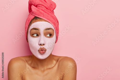 Fotomural Indoor shot of good looking dark skinned model makes lips folded as if wanting t
