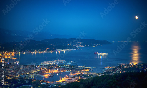 Photographie Illuminated cruise ship in La Spezia Gulf at dusk