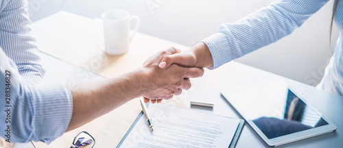 Fotomural Business people shaking hands, finishing up meeting.