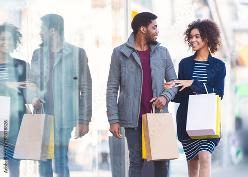 Fotomural Happy african couple in love making shopping on weekend