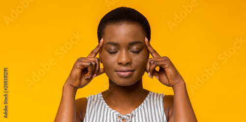 Fotografía African american woman thinking hard with eyes closed