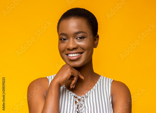 Fotografía Interested smiling african american girl touching her chin