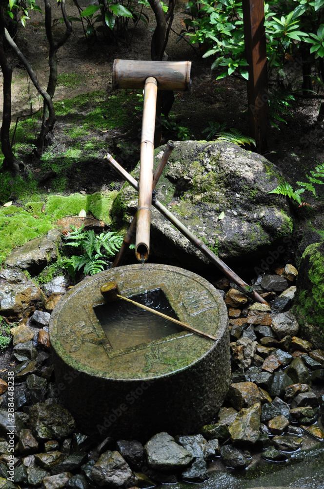 龍安寺つくばい「吾唯知足」 の Stock フォト | Adobe Stock