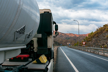 Canvas Print - Camion cisterna de mercancias peligrosas