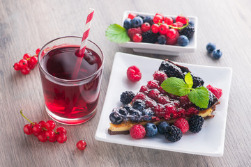 Wall Mural - Sweet dessert cake with red lemonade drink