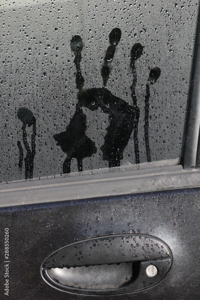 Imprint of a male hand on a car glass - obrazy, fototapety, plakaty 