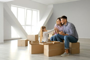 Canvas Print - Happy family eating pizza on moving day