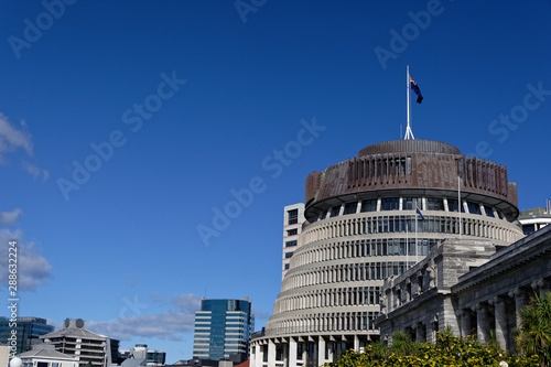 Fotografía New Zealand parliament buildings with skyline in the background