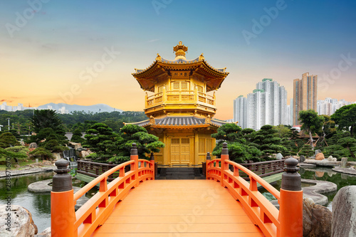 Chi Lin Nunnery of Nan Lian Garden situated at Diamond hill, Hong Kong, China du Wallpaper Mural