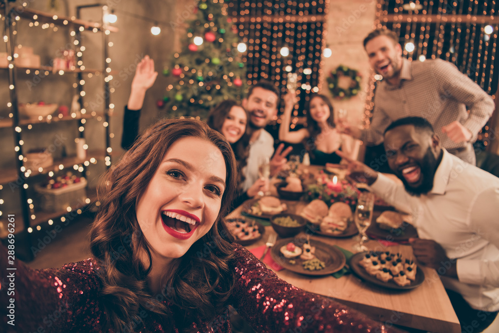 Close up photo of cheerful fellows in formal wear sit around table enjoy christmas party x-mas holidays making selfie in house full of noel decoration - obrazy, fototapety, plakaty 