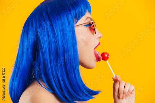Photographie Portrait in profile of glamorous nice young woman wearing blue wig and sunglasse