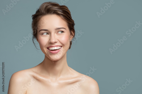 Fotomural Portrait of smiling beautiful woman