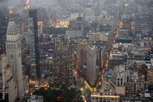 Plakat Widok z góry na panoramę Nowego Jorku w deszczowy i pochmurny dzień. Wieżowce Nowego Jorku we mgle.
