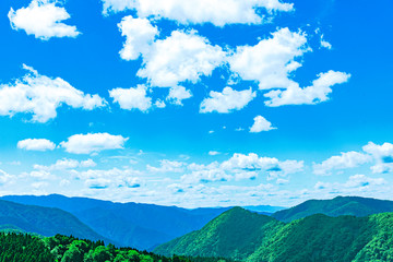 Wall Mural -  青空・雲の風景、山並みを照らす