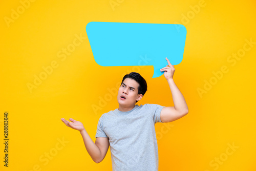 Cuadros en Lienzo Curious Asian man with empty speech bubble