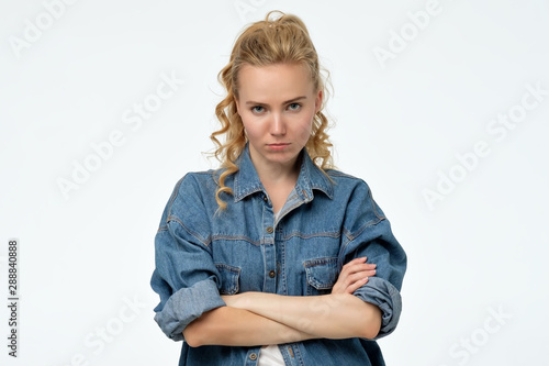 Fotografía Young offended angry woman folded her arms, being angry on her boyfriend