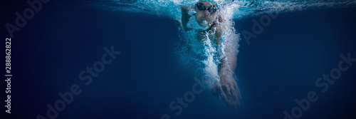Fotomural Fit swimmer training by himself