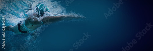 Cuadros en Lienzo Fit swimmer training by himself