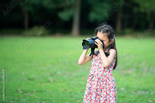 一眼レフカメラを構える女の子 Stock 写真 Adobe Stock