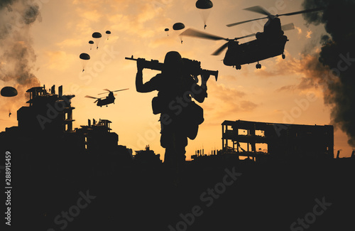 Dekoracja na wymiar  zolnierz-wojskowy-spacerujacy-po-zniszczonym-miescie-z-pistoletem-na-ramieniu-i-spadochronowymi-zolnierzami-i-helikopterami-na-niebie
