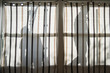 © adib - Silhouette di operai sulla tenda della finestra