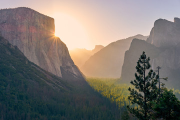 Wall Mural - Yosemite National Park Valley at sunrise landscape from Tunnel View. California, USA.