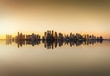 Die Skyline von Doha in Katar bei Sonnenuntergang  mit Reflektionen im Wasser