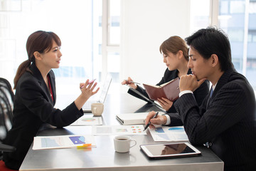 会議をするビジネスマン