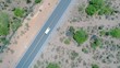 Camioneta por carretera en un viaje por el desierto