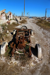 Restos de un auto en ruinas abandonado, comido por el oxido en una ciudad post apocaliptica