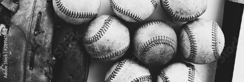 Dekoracja na wymiar  baseballe-z-bliska-uzywane-stare-pilki-i-rekawica-do-baneru-sprzetu-baseballowego-w-kolorze-czarnym-i-bialym-w