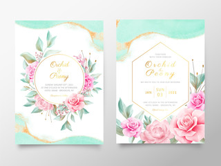 Wall Mural - Beautiful wedding invitation cards template with flowers and watercolor background. Textured golden surface background