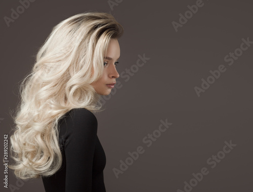 Fotomural Beautiful young woman. Gorgeous blonde hair.