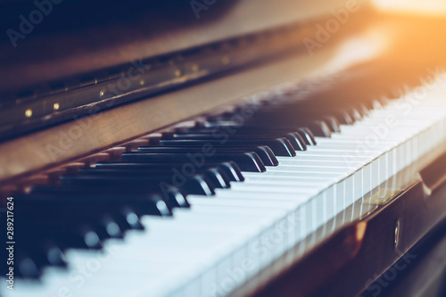 Fotografía selective and soft focus of piano keys for music background