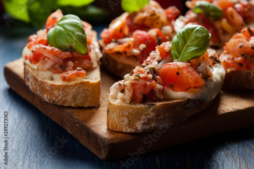 Fotografía Italian bruschetta with roasted tomatoes, mozzarella cheese and