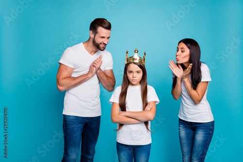 Fotografía Daddy mommy proud of small lady wearing diadem hate being princess isolated blue