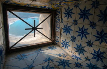 Wall Mural - Petite fenêtre de la chapelle du Miracle à Nazaré, Portugal