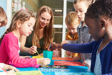 Kinder Und Lehrerin Malen Mit Wasserfarbe