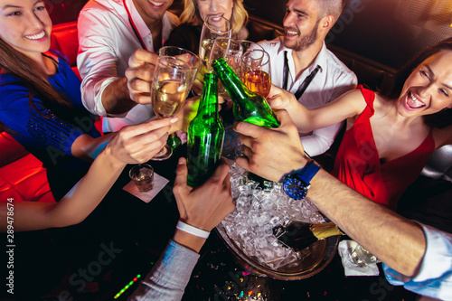 Fotografía Happy young people having fun at nightclub.