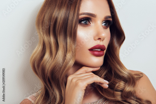 Fotografía Beautiful model with curly hairstyle. Beautiful make up