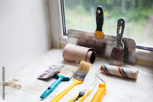 Fotografía Close-up of putty knife, paint roller, brush and other supplies.