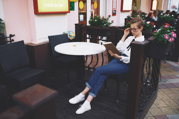 Wall Mural - young woman in a restaurant