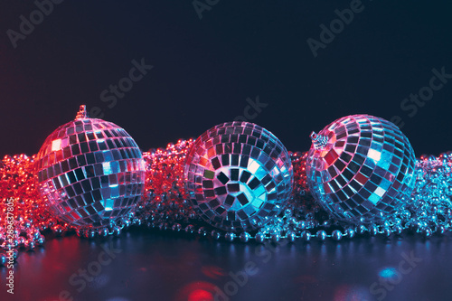 Fotomural Shiny disco party background with mirror balls reflecting light