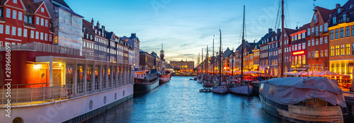Photo Panorama view of Copenhagen city skyline at night with view of Nyhavn in Copenha