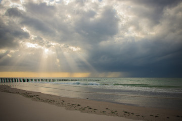 Poster - plage de sangatte dans le nord de la france au coucher de soleil