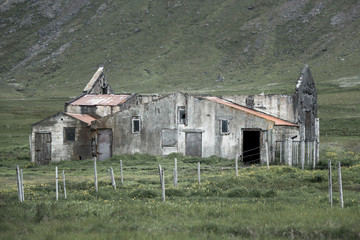 Vefallenes Gebäude nahe Rif auf der Halbinsel Snæfellsnes im Westen Island