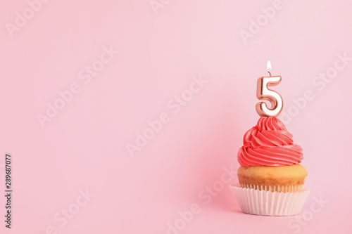 Cuadros en Lienzo Birthday cupcake with number five candle on pink background, space for text