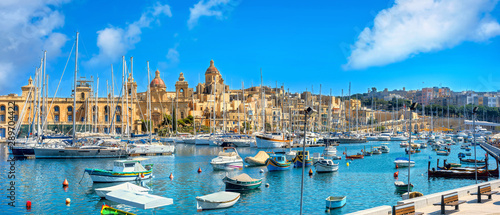 Cuadros en Lienzo Waterfront with view of Vittoriosa city and harbour. Malta