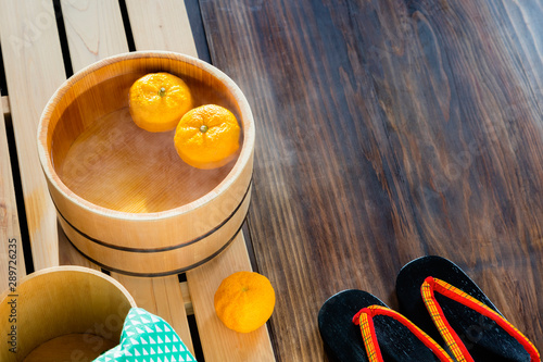 温泉 ゆず湯 風呂桶と柚子 Stock Photo Adobe Stock