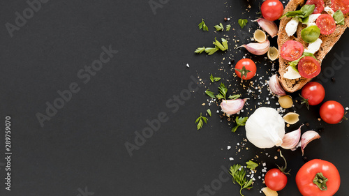 Fotografía organic fresh ingredient black kitchen counter
